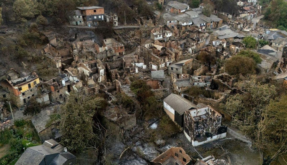 El temps millora les perspectives per sufocar els 18 focs encara actius El temps millora les perspectives per sufocar els 18 focs encara actius