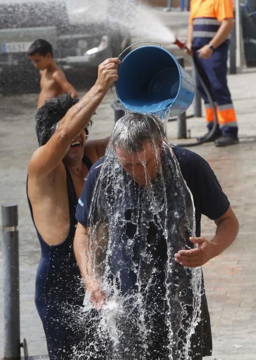 Un centenar de personas participan en la poalà, que se celebra en la plaza del Puente, en el Casco Antiguo de Alicante