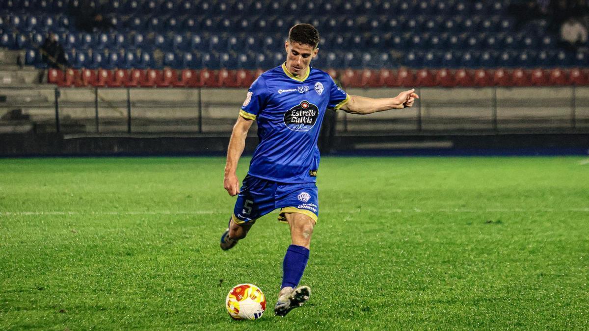 Miguel Prado golpea el balón en un partido con el Ourense.