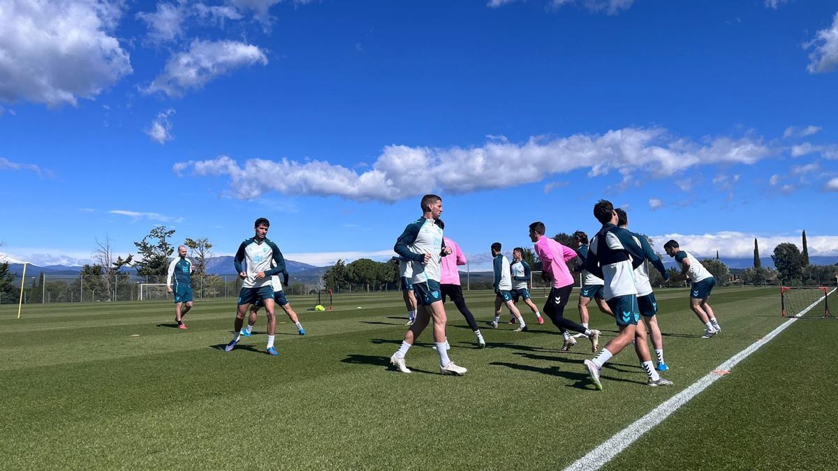 El Málaga CF entrenó en Gerona antes de partir a Riazor.