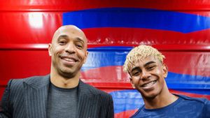 Lamine Yamal y Thierry Henry se intercambian las camisetas tras el clásico