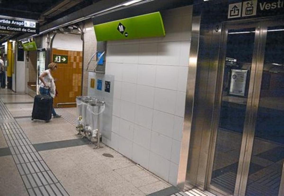 Una dona carrega una maleta a l’andana de l’estació Passeig de Gràcia sense veure l’ascensor, ahir.