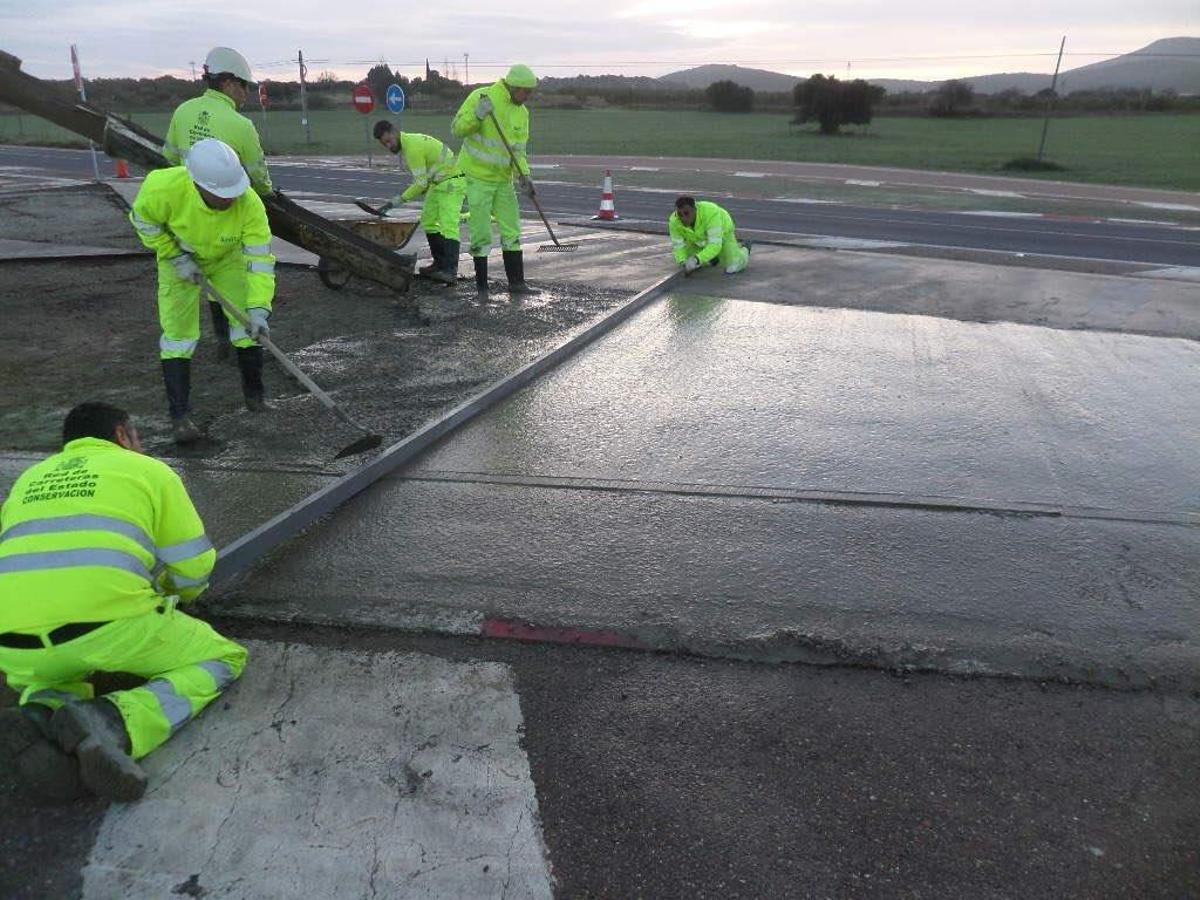 Trabajos de asfaltado de una carretera nacional.