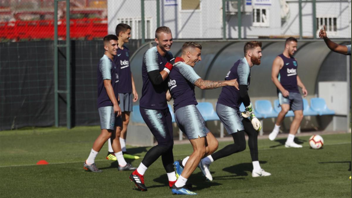 Digne, felicitado por sus compañeros