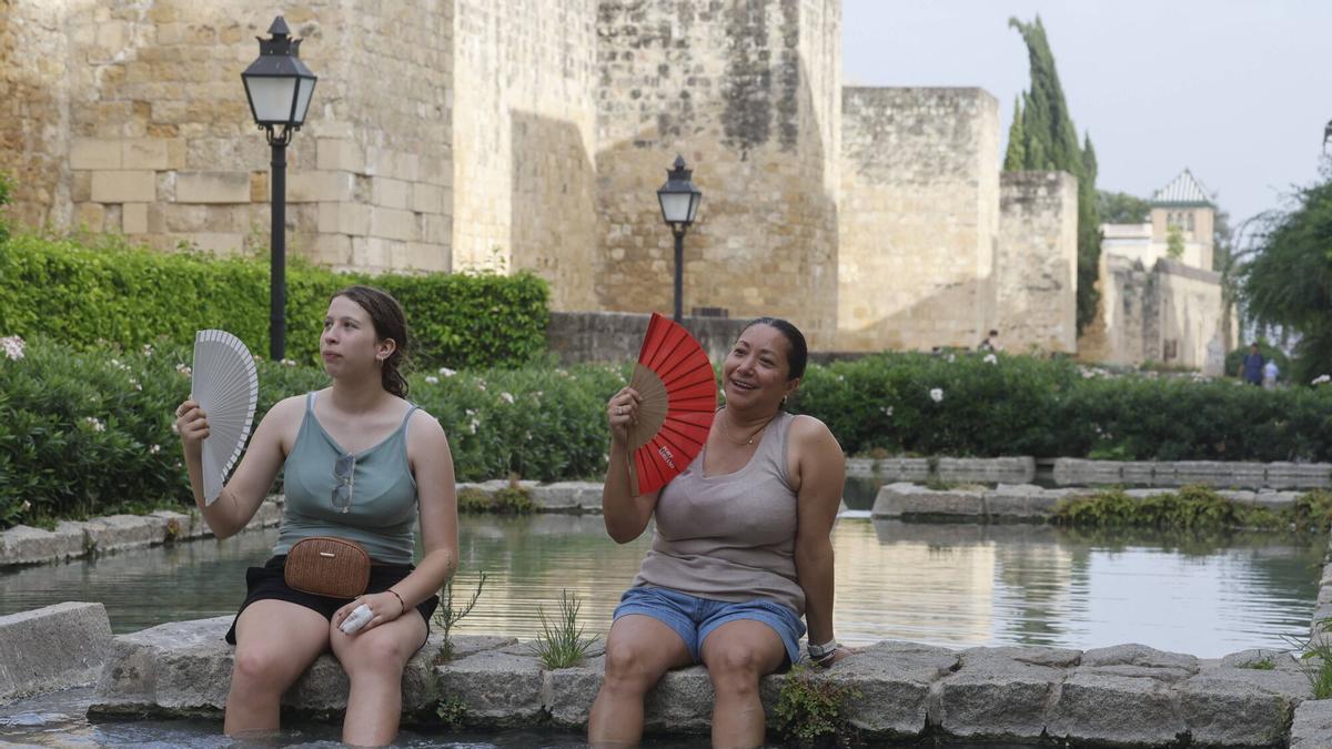 Turistas resfrescándose en Puerta Almodóvar este lunes en Córdoba.