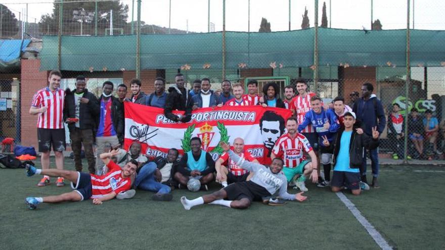 Miembros de la peña sportinguista Quini de Barcelona, durante un torneo de fútbol reciente. | J. B.