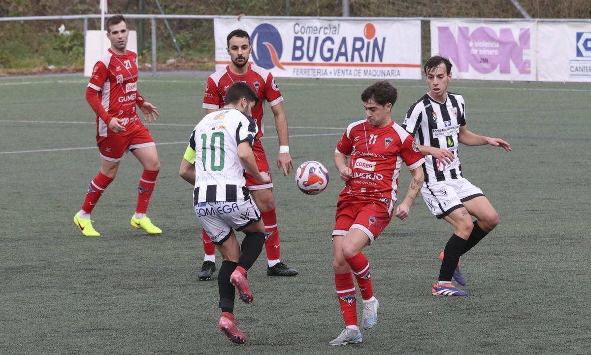 Un jugador del Atios disputa el balón con un rival durante un partido. | ALBA VILLAR