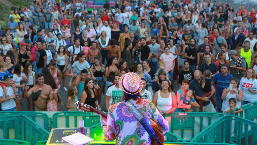 Moya atrae a centenares de personas en los conciertos de la Costa Norte