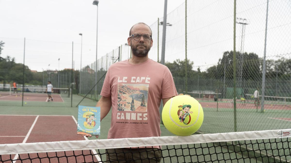 El autor del universo Tin &amp; Tros, Toné Añón, con su primer libro en una pista de tenis