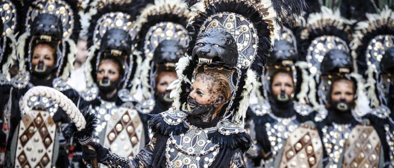 Un instante captado en una imagen de archivo de una reciente Entrada Mora en las fiestas de Moros y Cristianos del barrio de San Blas.