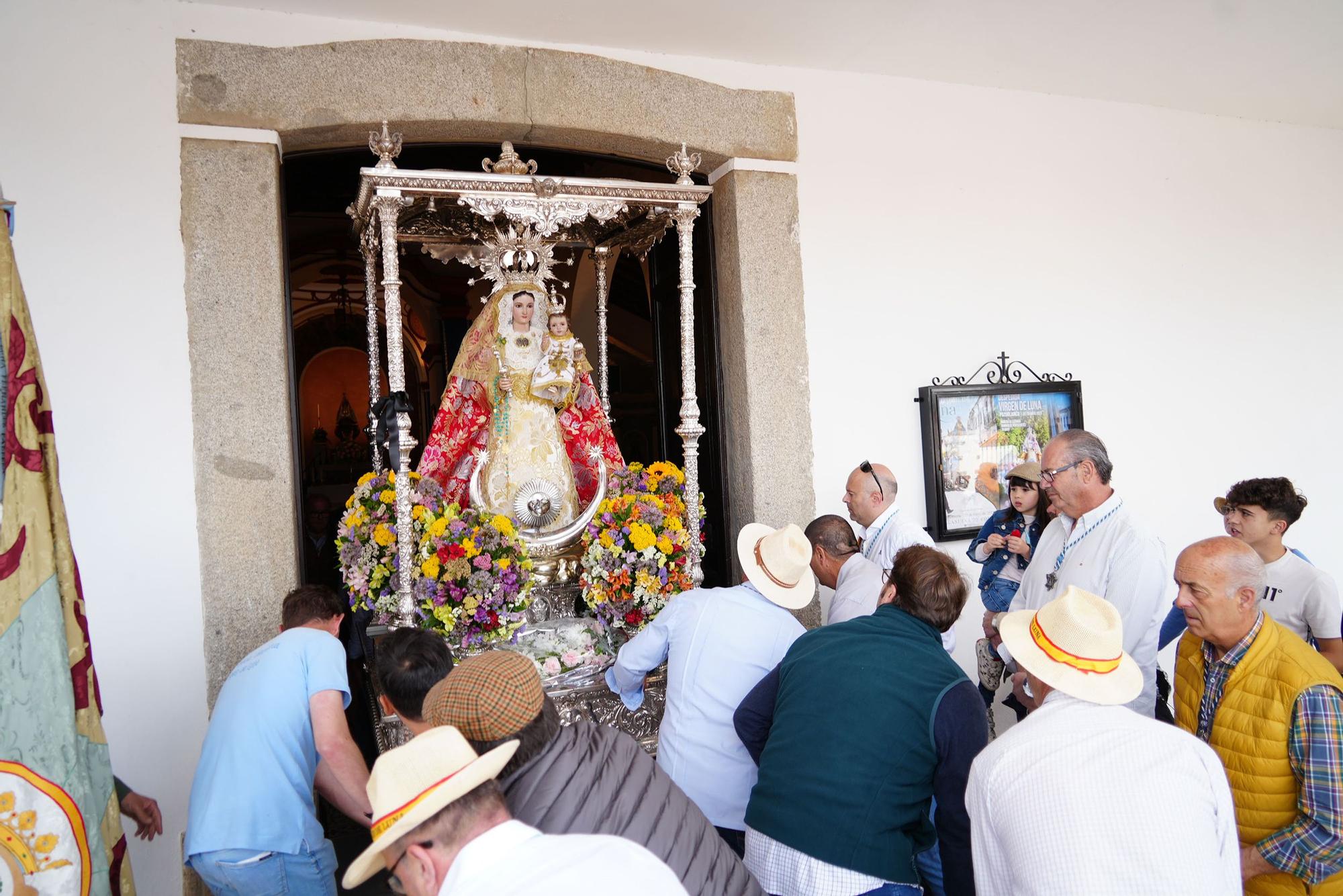 Multitudinario recibimiento a la Virgen de Luna en Villanueva