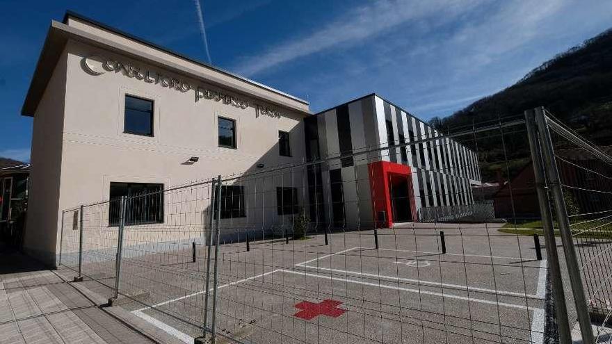 La fachada principal del nuevo consultorio de Turón.