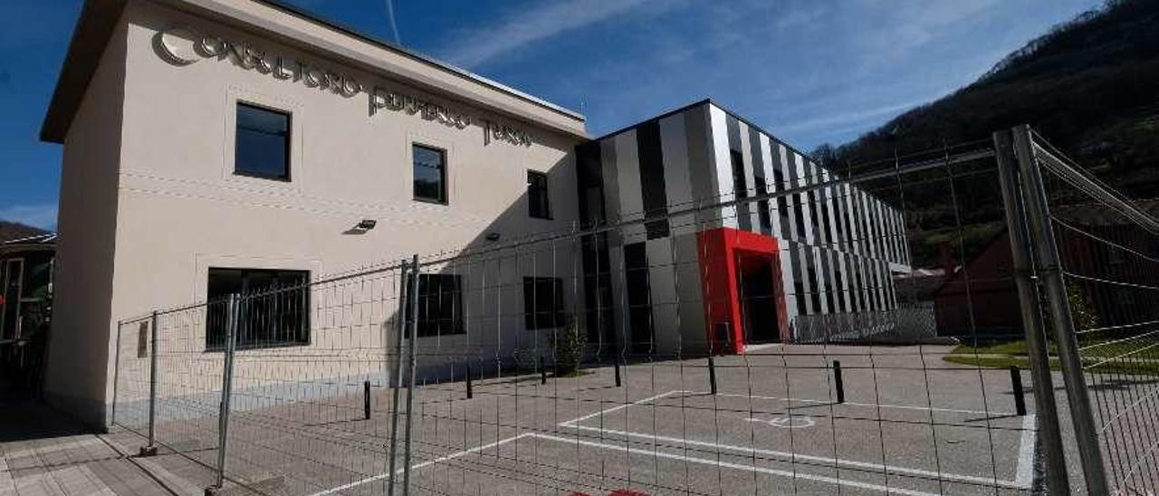La fachada principal del nuevo consultorio de Turón.