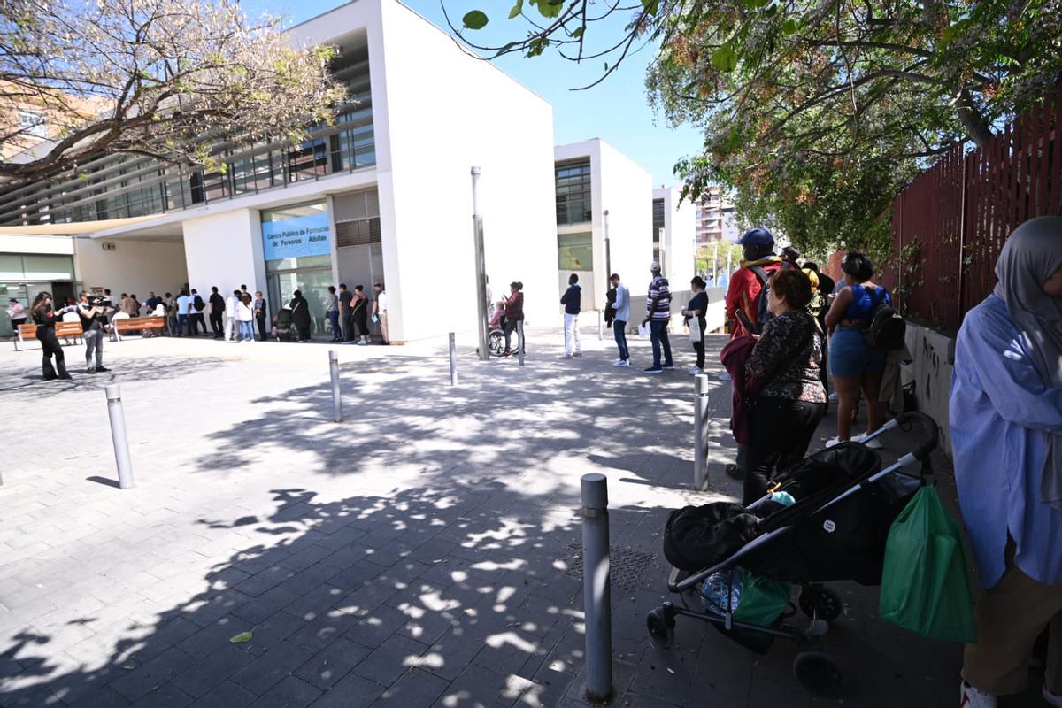 Colas este pasado martes a las puertas de la OMAC de Carrús que se acentuaron por la regularización