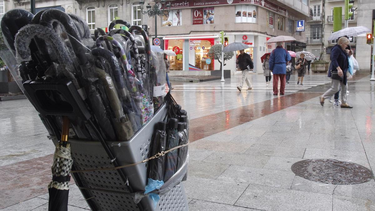 Un puesto ambulante de venta de paraguas en Vigo.