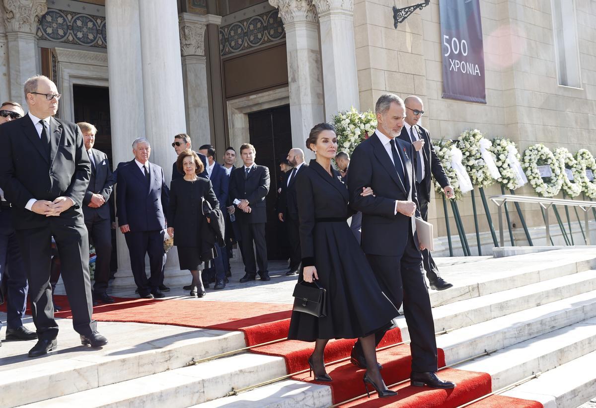 Los reyes Felipe y Letizia abandonan la catedral de Atenas tras el funeral del rey Constantino