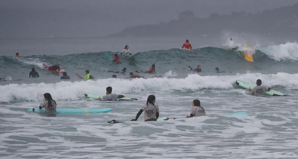 Los surfistas disfrutan de las olas en Patos