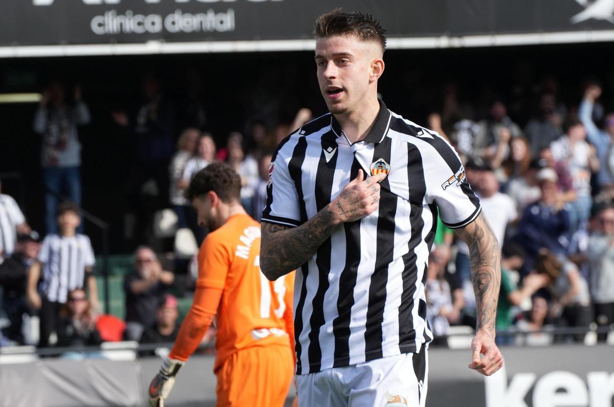 Raúl Sánchez celebra un gol con el Castellón en el SkyFi Castalia.