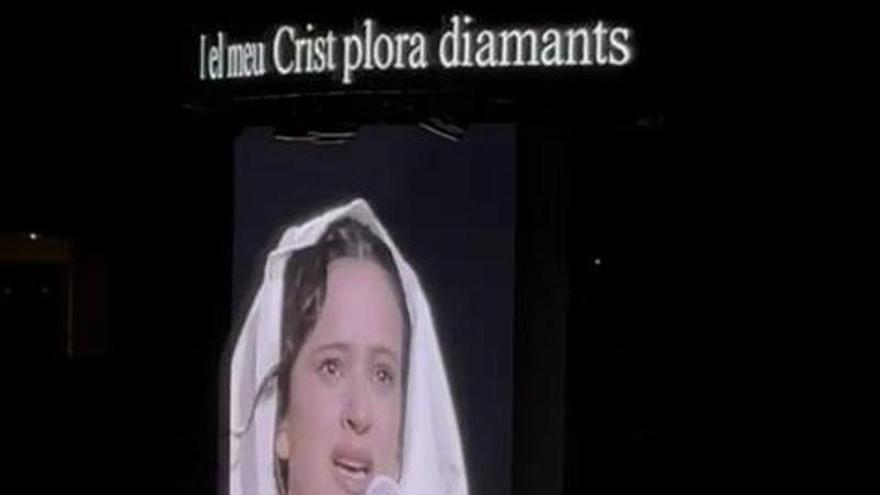 Rosalia se emociona sobre el escenario