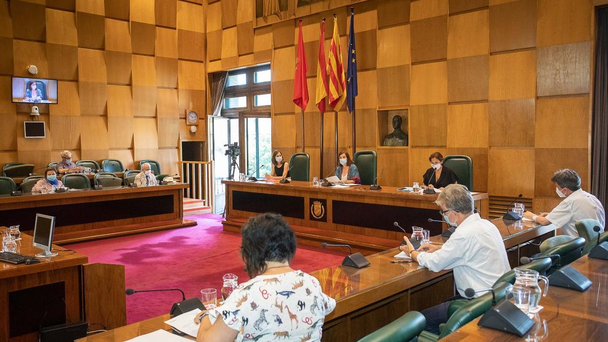 Primera reunión del grupo de trabajo de memoria histórica en el Ayuntamiento de Zaragoza, en julio de 2020.