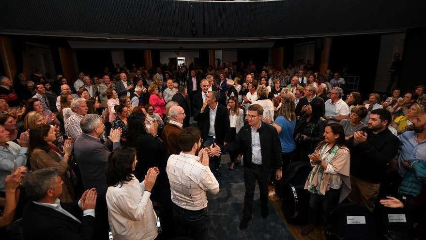 Feijóo, Domínguez y Millán Mon saludan a los asistentes al mitin celebrado ayer en Pontevedra. // G. Santos