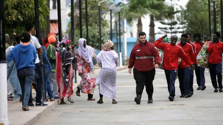 Algunos de los 52 inmigrantes que lograron entrar en Melilla ayer. // F.G. Guerrero/Efe