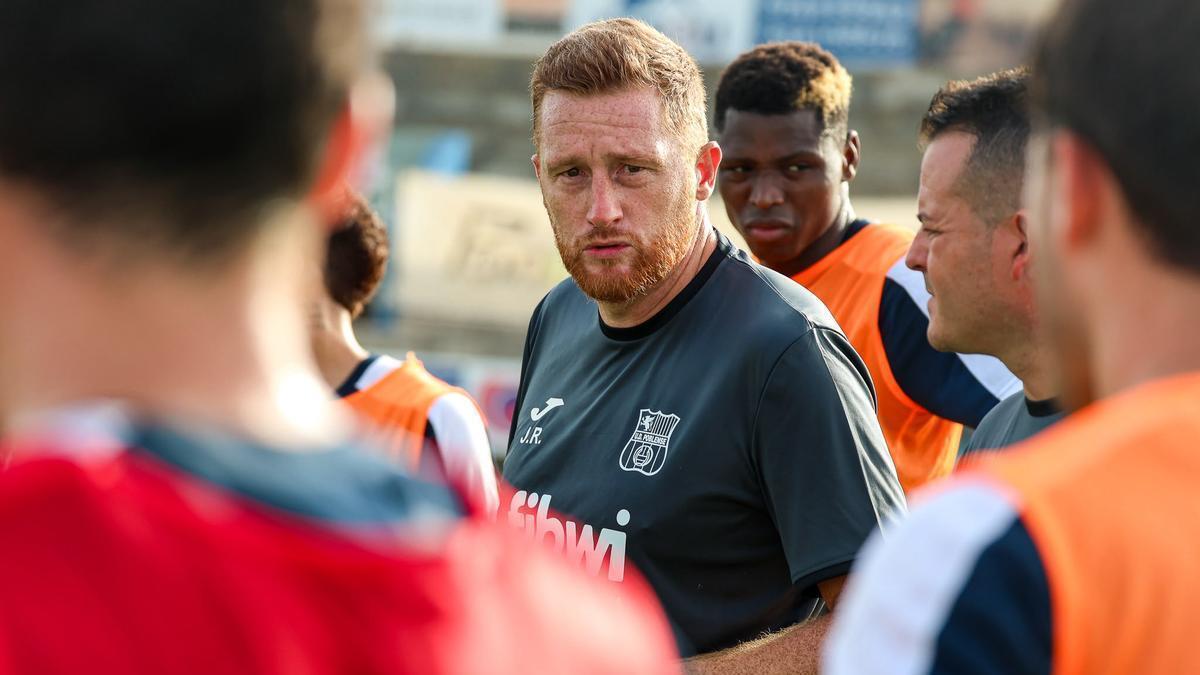 Julián Robles se dirige a sus jugadores antes del primer entreno