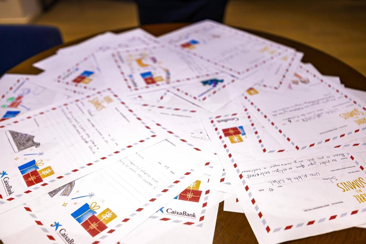 Les cartes que escriuen els infants en la iniciativa nadalenca l'Arbre dels desitjos