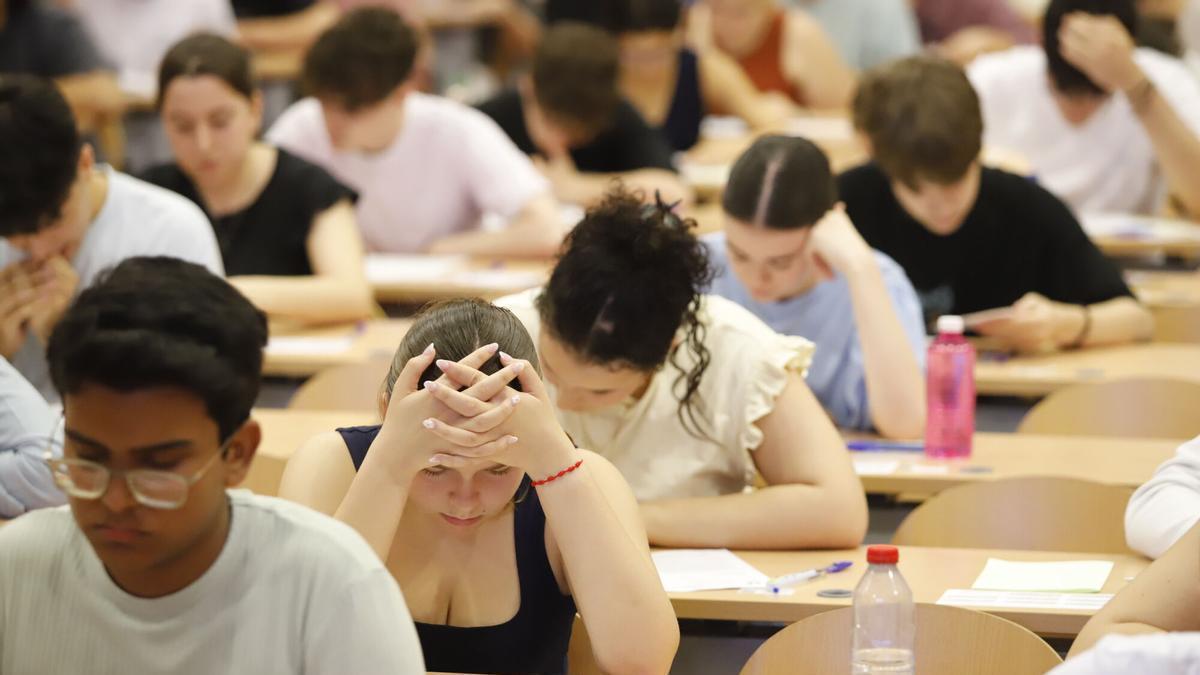 Alumnos llevan a cabo el examen de la PAU en Andalucía.
