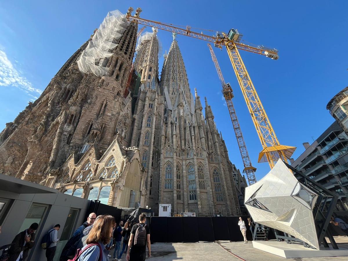La Sagrada Família coronará su torre más alta con una cruz accesible en