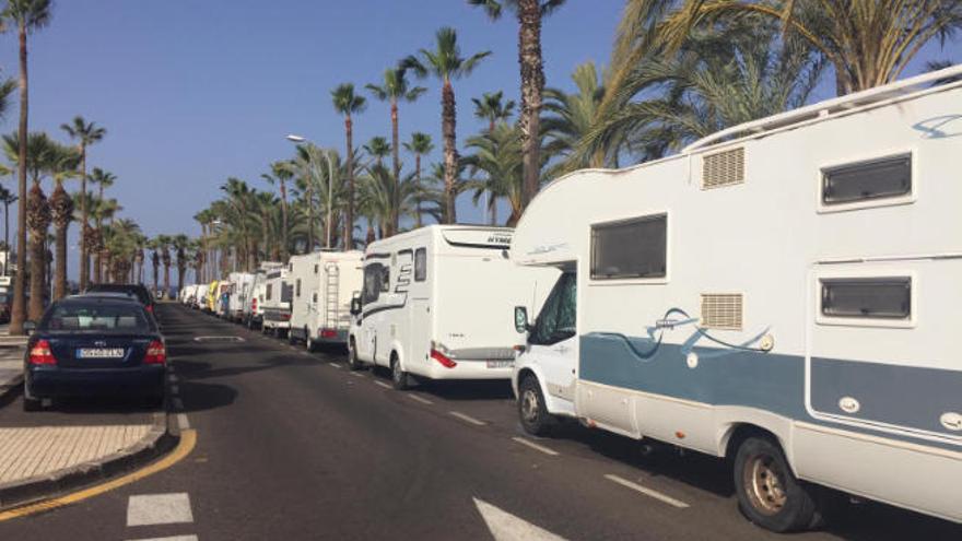 Varias autocaravanas aparcadas en el municipio.