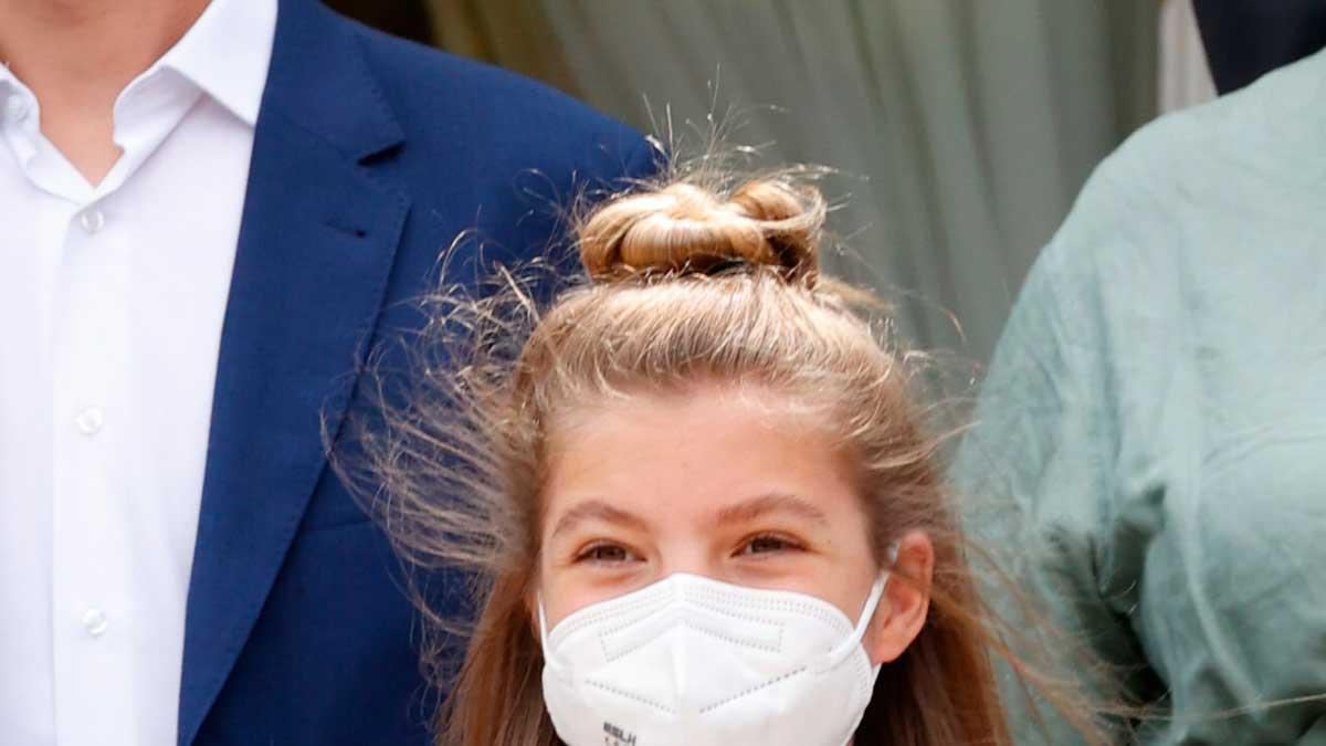 La infanta Sofía sorprende con un moño 'half bun', su peinado más 'millennial', en Cataluña