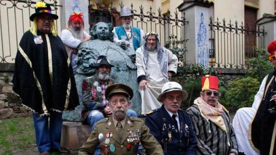 Miembros de la Cofradía del Santo Entierro de la Sardina, ayer, junto a &quot;La Monstrua&quot;, en la calle Carreño Miranda.