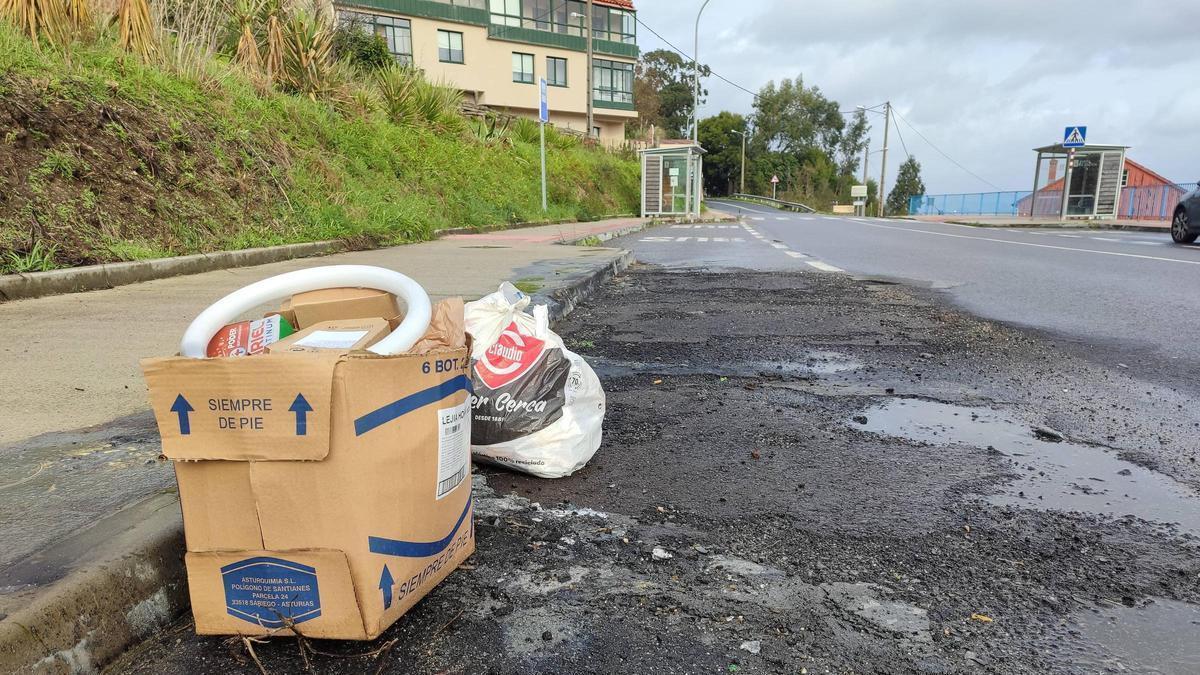 Residuos depositados en el lugar donde estaban colocados previamente los contenedores, ayer, en Figueirón.