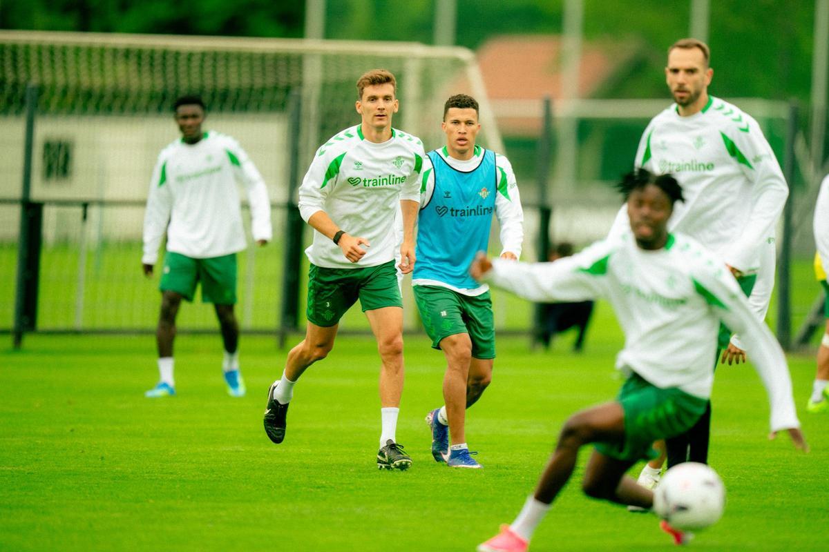 Llorente, Deossa y Pau, durante el primer día de pretemporada del Betis