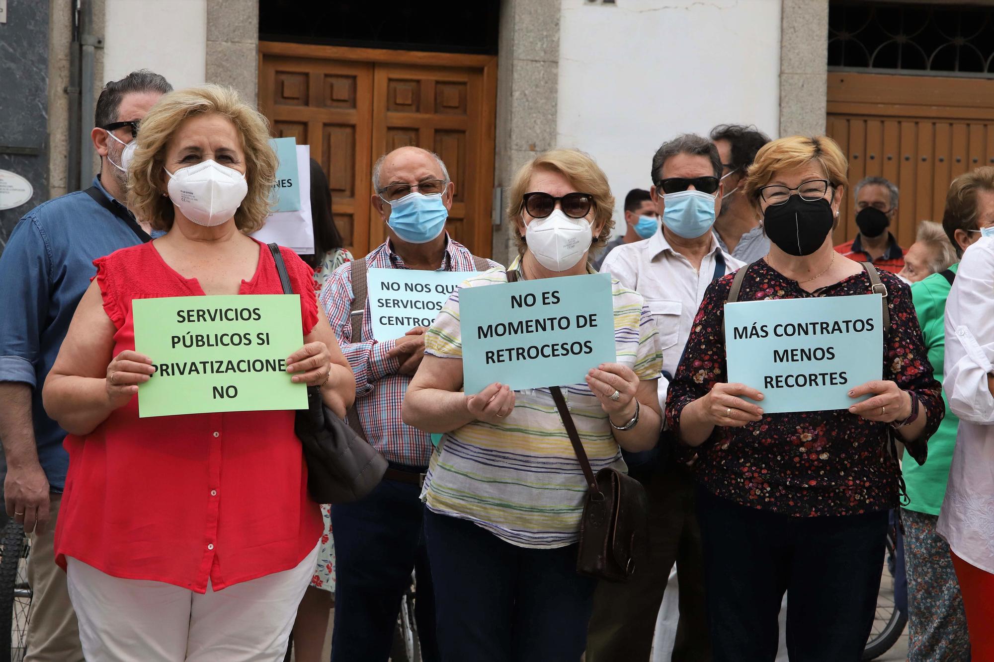 Protesta ante el Ayuntamiento para exigir la recuperación de personal y servicios en centros cívicos