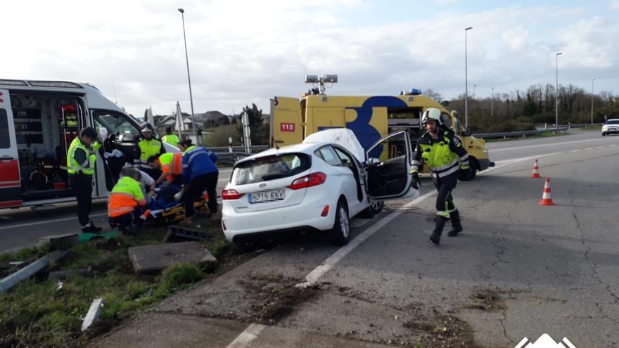 Herido un conductor de 65 años al salirse de la vía en Barres (Castropol)