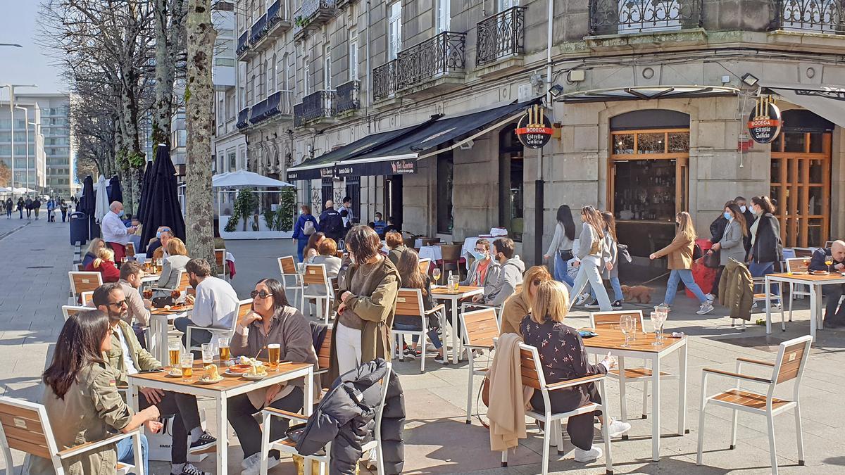 Terrazas en Vigo en plena desescalada de la tercera ola.