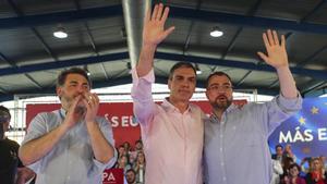 El presidente del Gobierno, Pedro Sánchez, acompañado por presidente del gobierno asturiano, Adrián Barbón y el candidato a eurodiputado, Jonás Fernández, durante un mitin este lunes en Gijón.