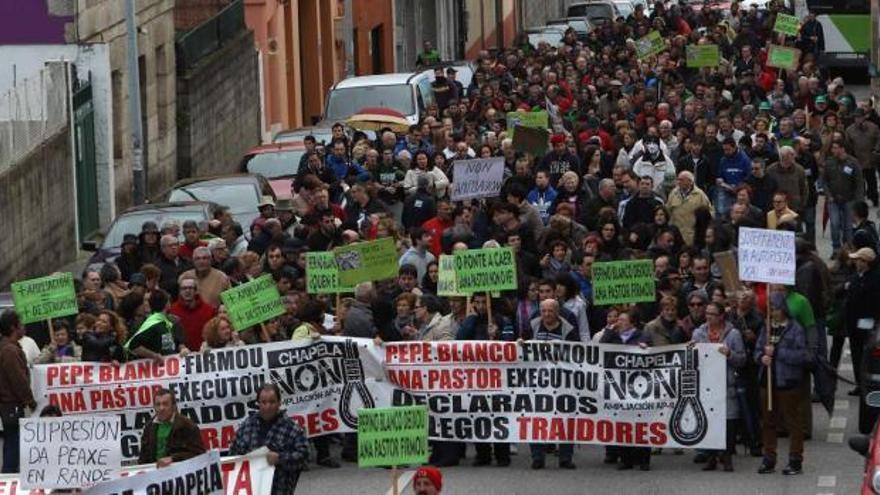 Paso por Chapela de la manifestación convocada por la Asociación de Afectados por la AP-9 y el Concello de Redondela, ayer.  // Ricardo Grobas