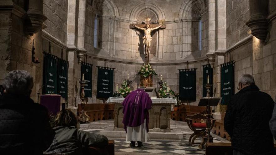 Acto de las Siete Palabras celebrado ayer en La Horta. | Nico Rodríguez