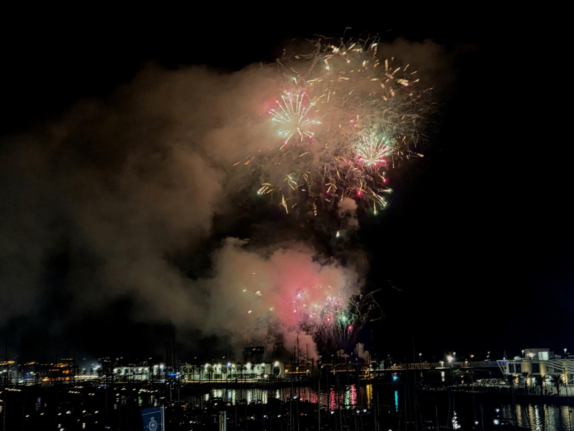 Los fuegos artificiales de Hermanos Ferrández incendian la noche alicantina