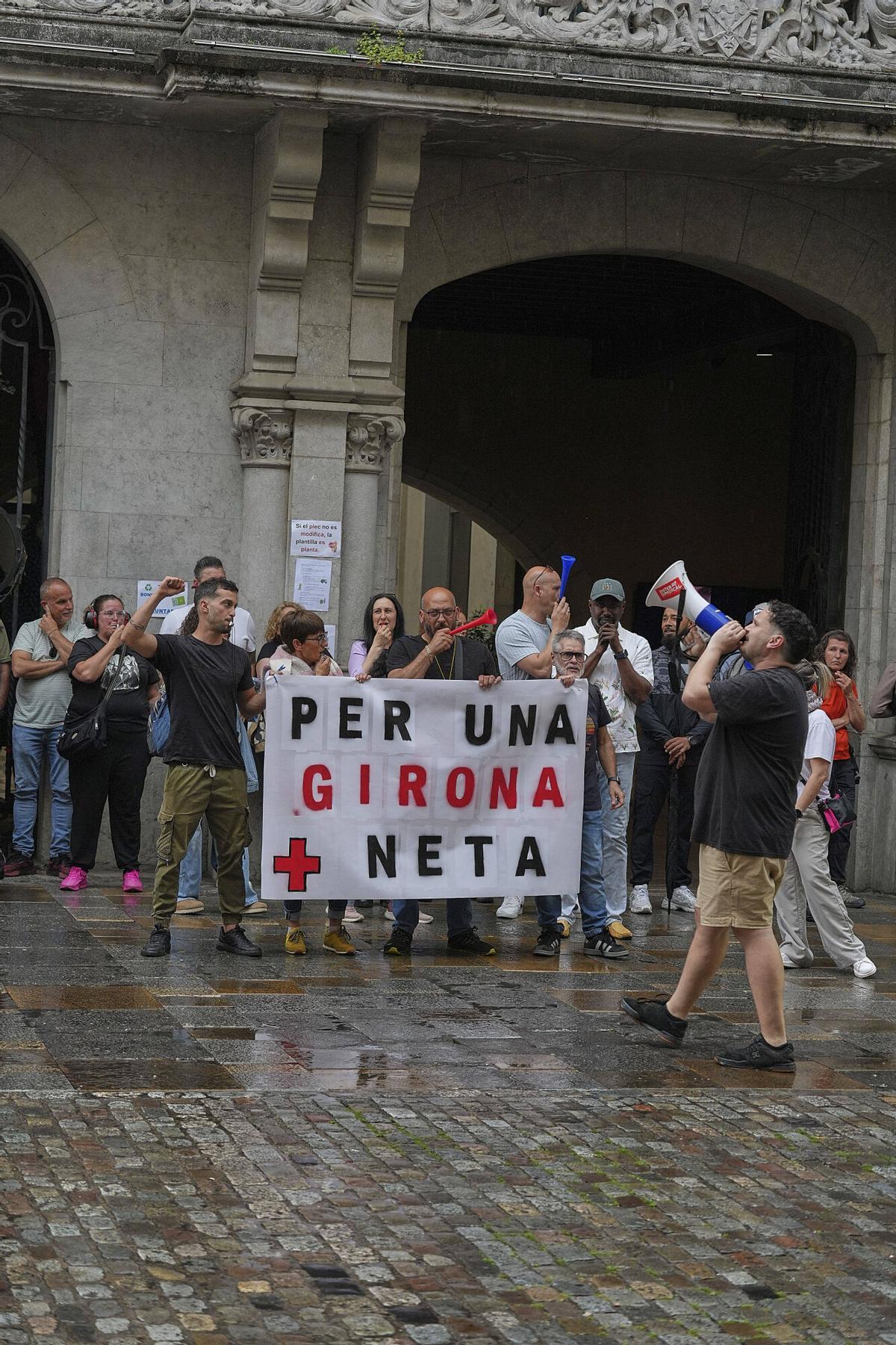 Girona plaça del Vi protesten els treballadors de Girona+Neta