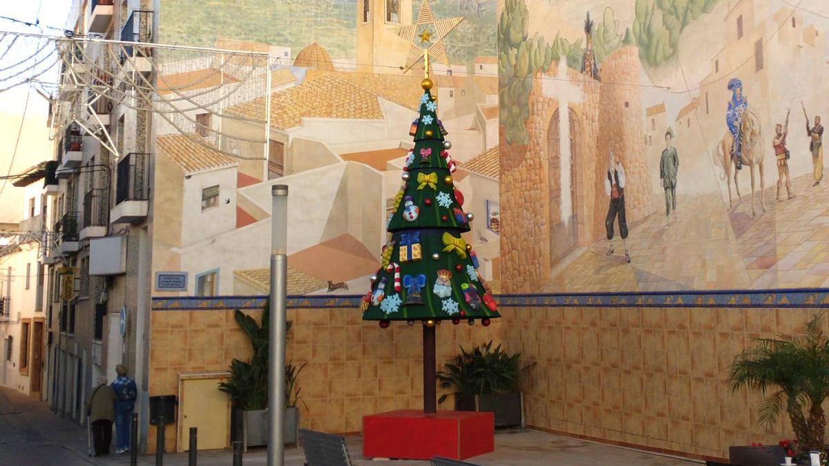 El árbol de Navidad que ya adorna la plaza Manuel Miró de Calp