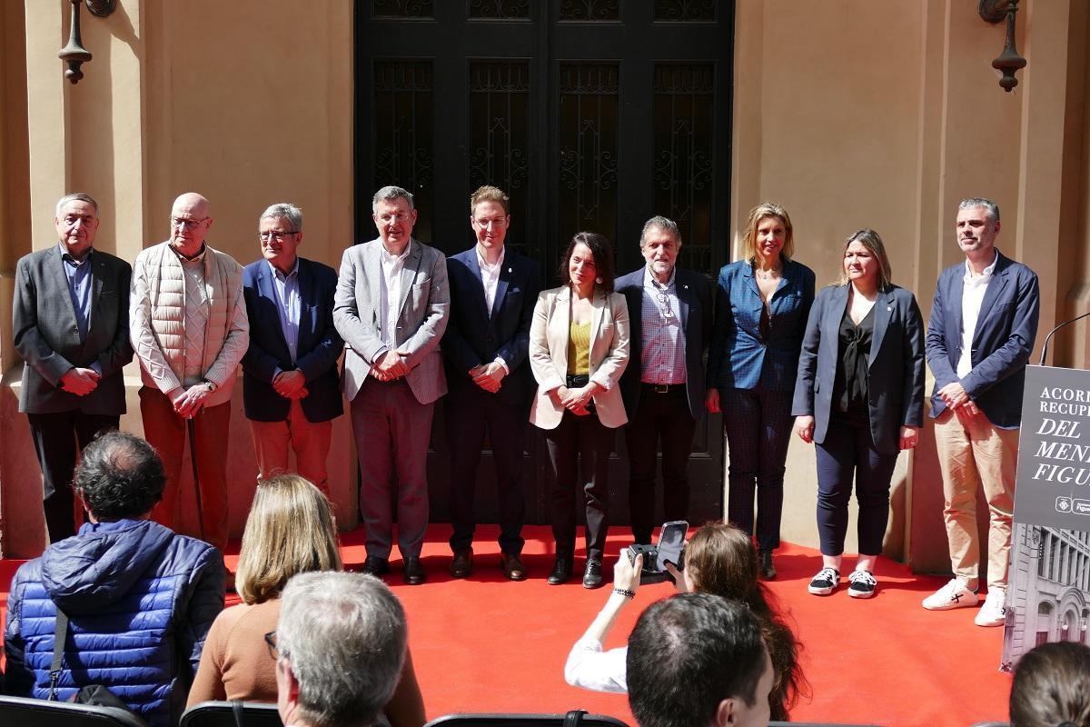 Les autoritats amb la junta del Casino durant la festa del passat abril