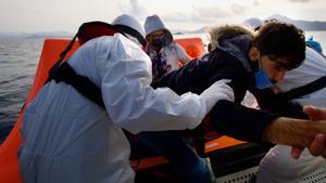 La guardia costera turca rescata a un grupo de refugiados en el mar Egeo.