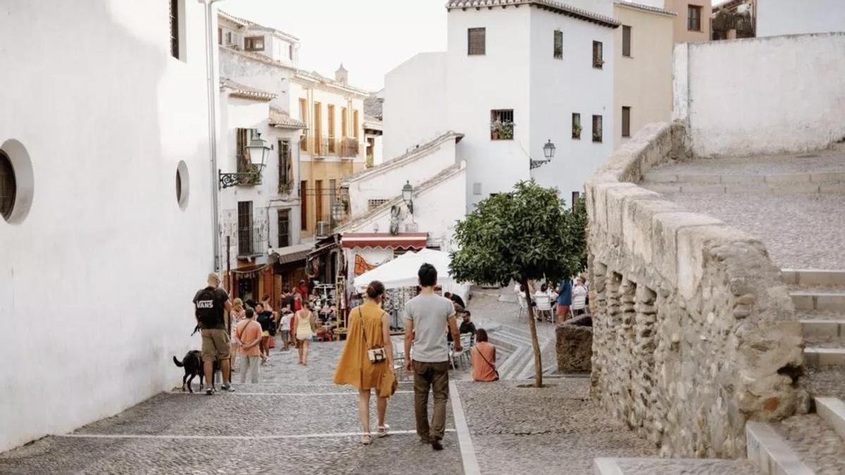 Entramos en la ciudad donde mejor se come de Andalucía: es “la capital mundial de las tapas” y su cocina fusiona la herencia árabe con las frutas tropicales