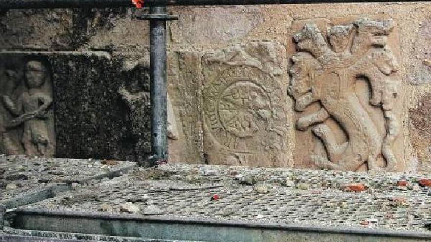 El arquitecto de «Zamora Románica» señala el relieve del profeta Daniel junto a los leones.