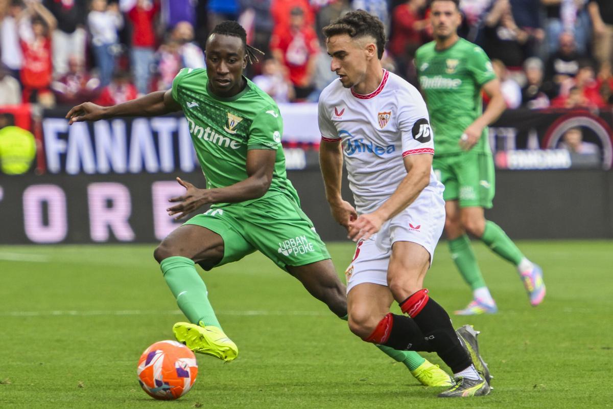 SEVILLA, 04/05/2025.- Pedrosa (d) del Sevilla FC y Yan Diomande (i) del Leganés este domingo, durante el partido de la jornada 34 de LaLiga EA Sports, entre el Sevilla FC y el CD Leganés, en el estadio Ramón Sánchez Pizjúan de la capital andaluza. EFE/ Raúl Caro