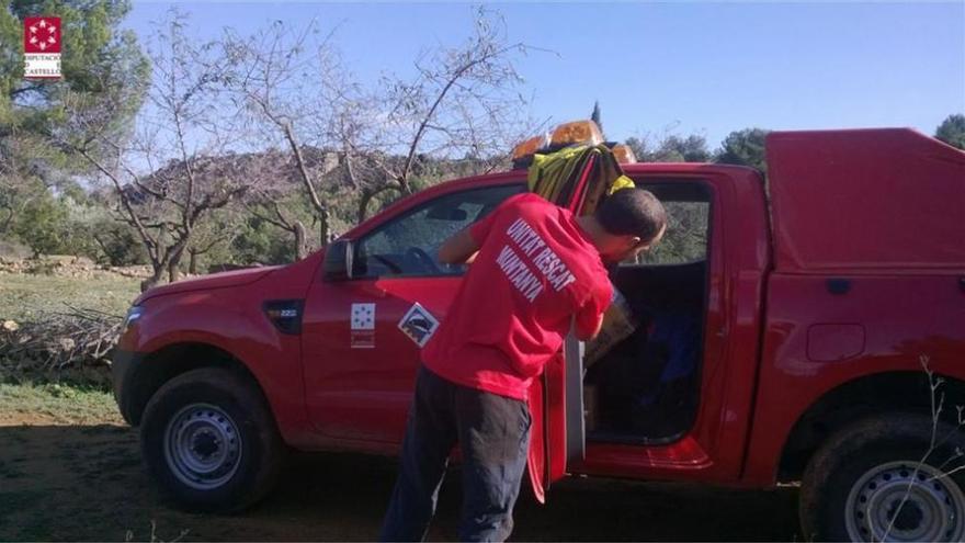 Los bomberos rescatan a una mujer herida en las montañas de Borriol